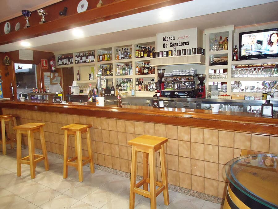 Comedor del restaurante Mesón Os Cazadores en San Sadurniño
