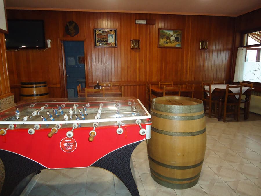 Mesas preparadas en el mesón de San Sadurniño