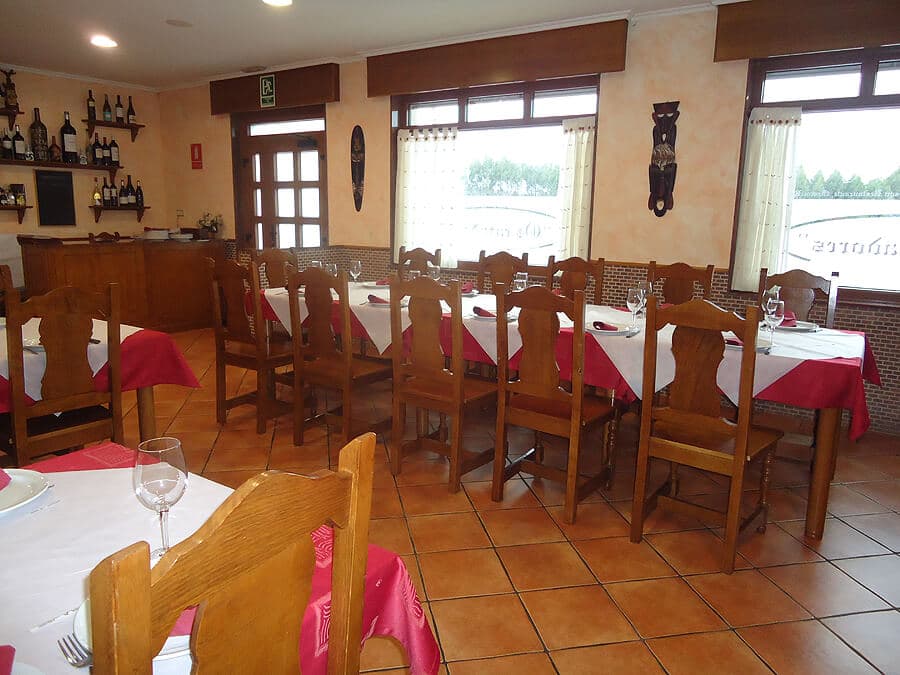 Salón para comidas y celebraciones en Mesón Os Cazadores