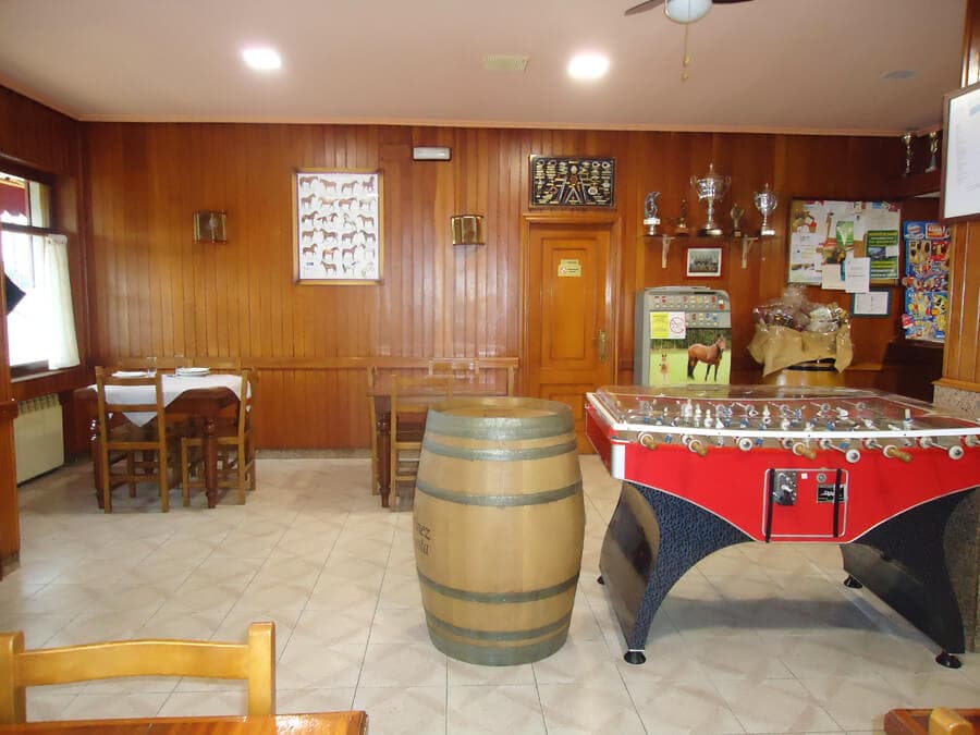 Barra del bar del mesón en San Sadurniño