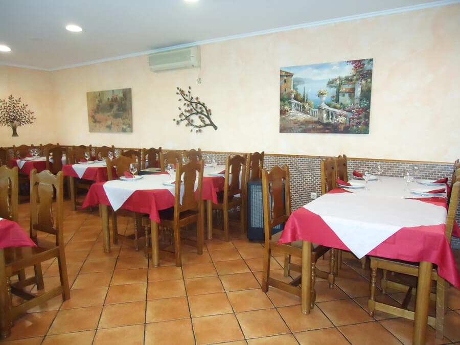 Detalle del interior clásico y hogareño del restaurante