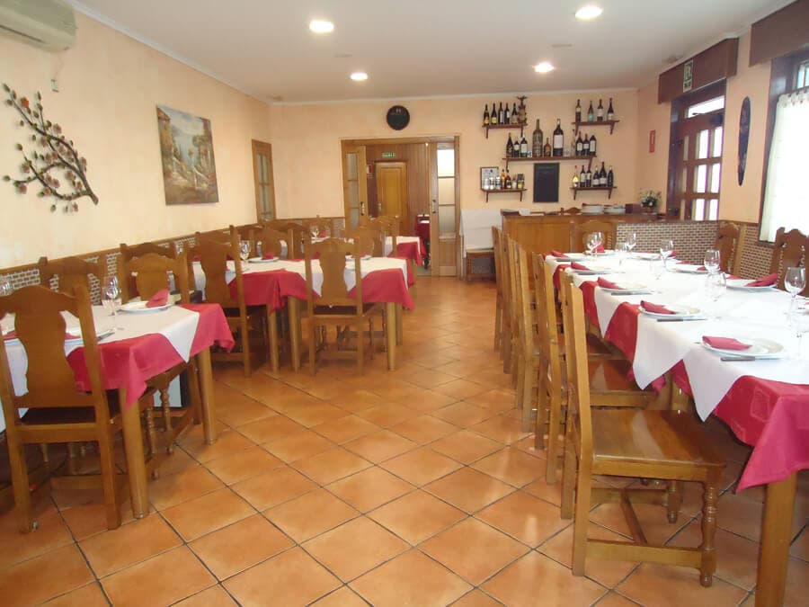 Zona de mesas del restaurante de comida casera en San Sadurniño