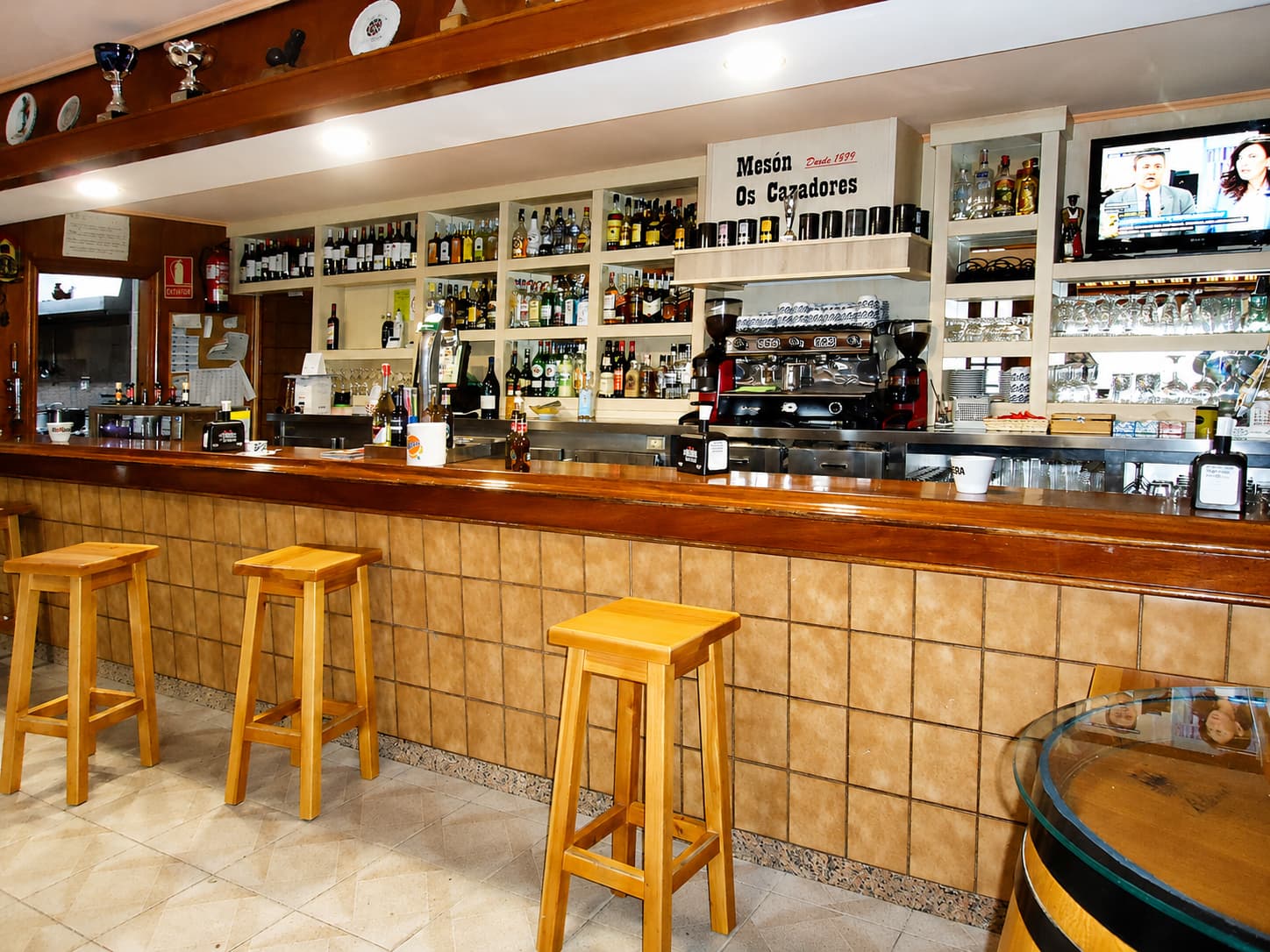 Fachada del restaurante Mesón Os Cazadores en San Sadurniño