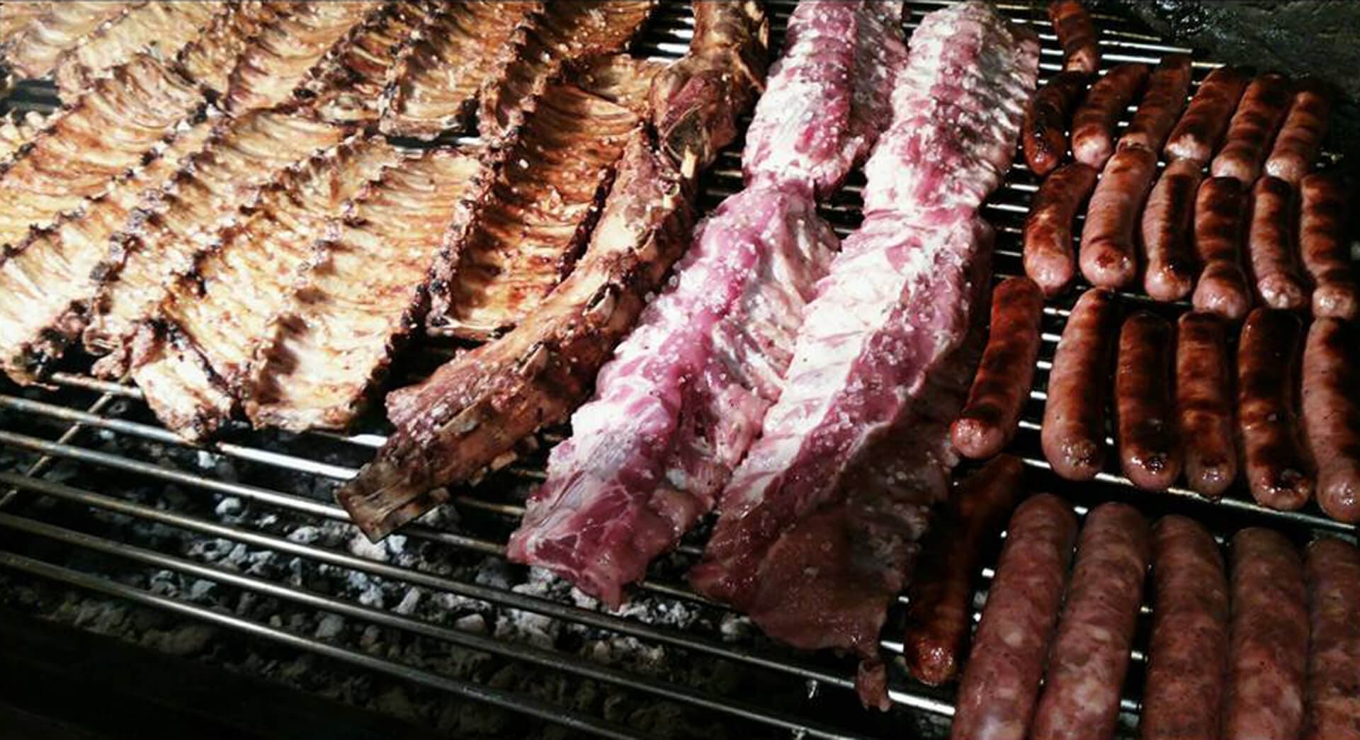 Plato de comida casera del restaurante Mesón Os Cazadores en San Sadurniño