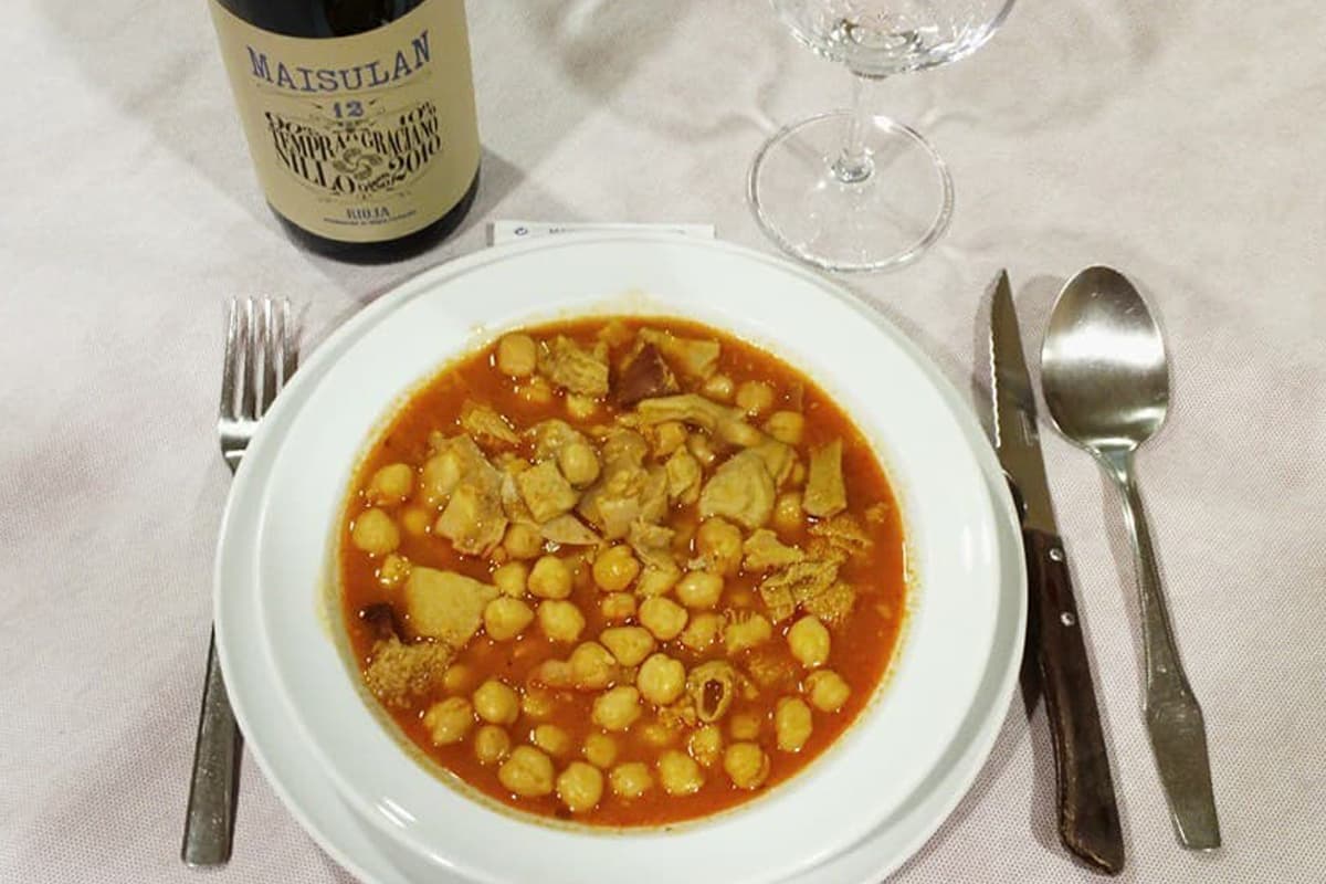 Instalaciones amplias y acogedoras del restaurante en San Sadurniño