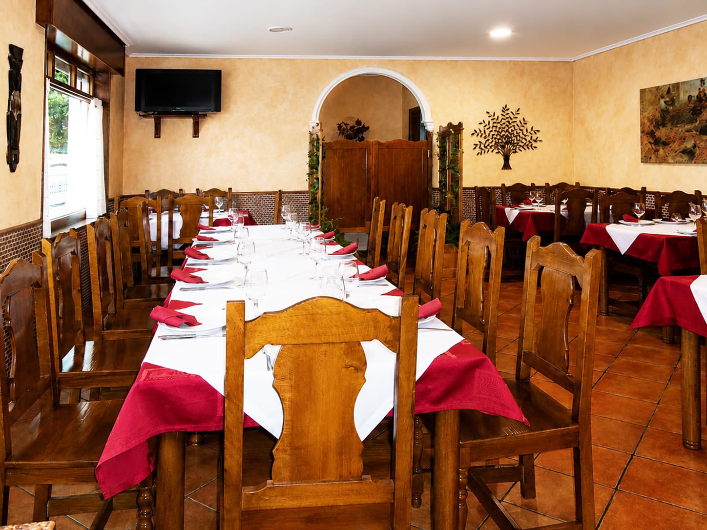 Fachada del restaurante Mesón Os Cazadores en San Sadurniño